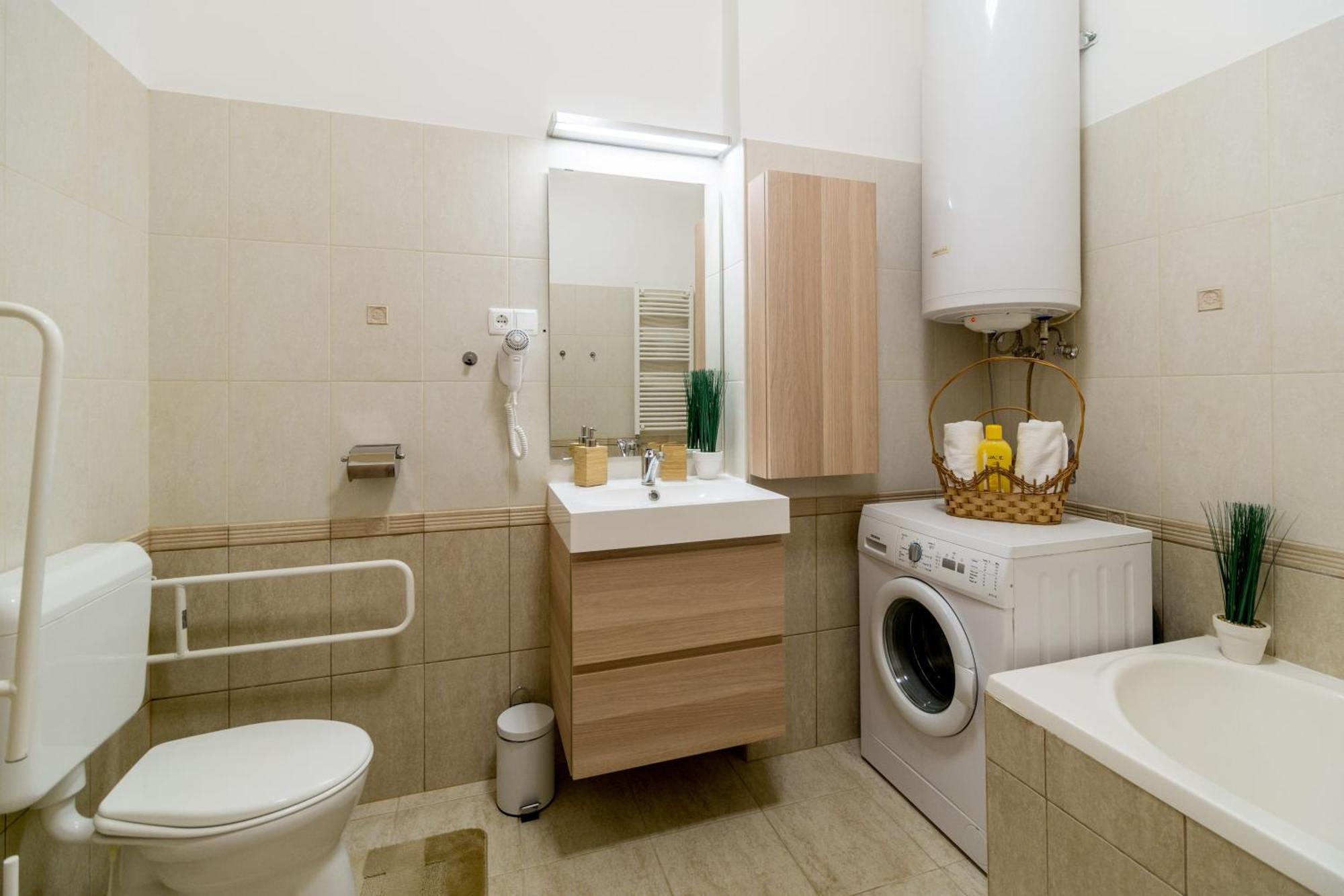 Exlcusive & City Central Located Suite By Prestige Homes Budapest Kültér fotó